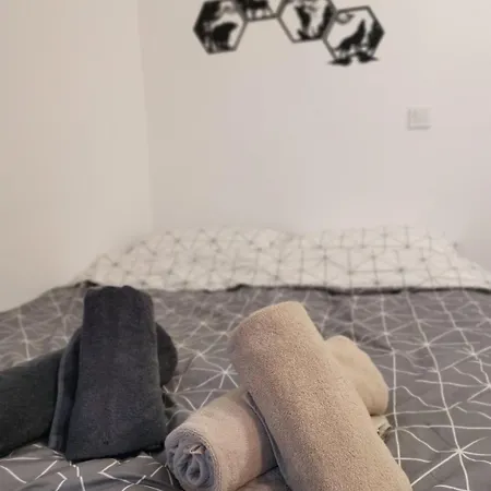 Tiny Hideaway - Charming By Sea Garden *