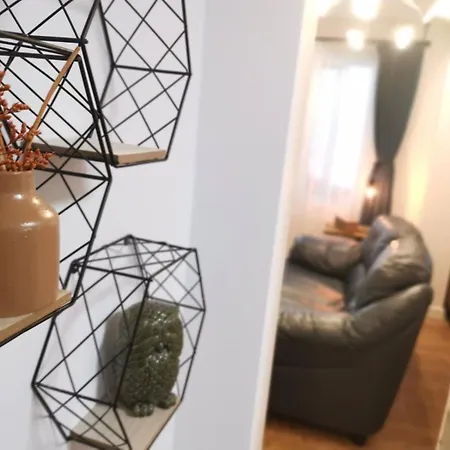 Tiny Hideaway - Charming One-room Daire