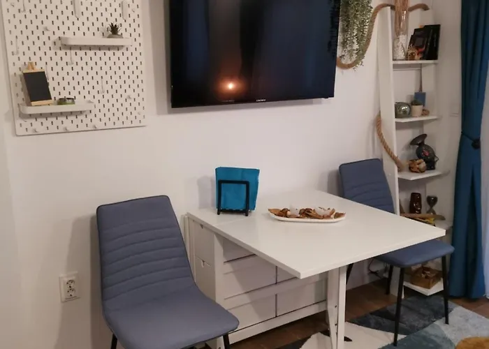 Апартаменты Tiny Hideaway - Charming By Sea Garden